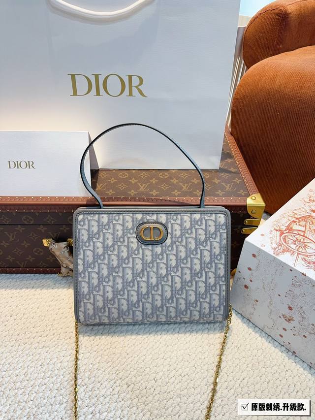 配礼盒. Dior 新品 24洗漱包 采用专柜御用原双版面绣花老料 迪奥的oblique复印古花图案早在上世纪六十年代在就巴黎时装周里掀热起潮 不同的如