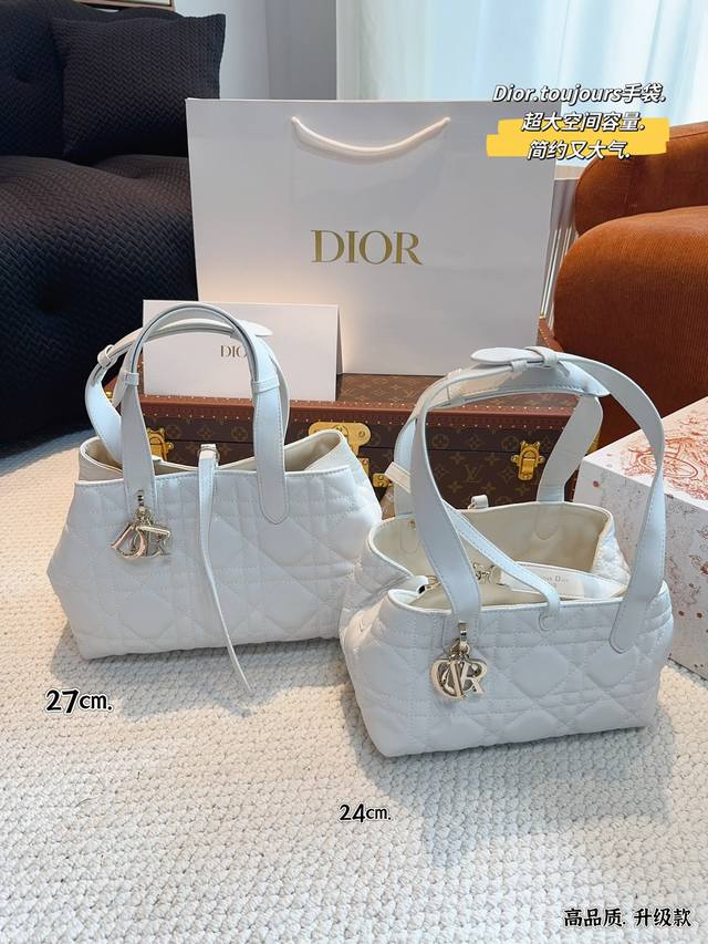Dior/迪奥 新款toujour 系列 23早春新包型 就是鼓鼓囊囊的小福袋 好可爱 腾格纹dior 吊坠 乖乖女的甜美感 这只绝不放弃是小废包 可以