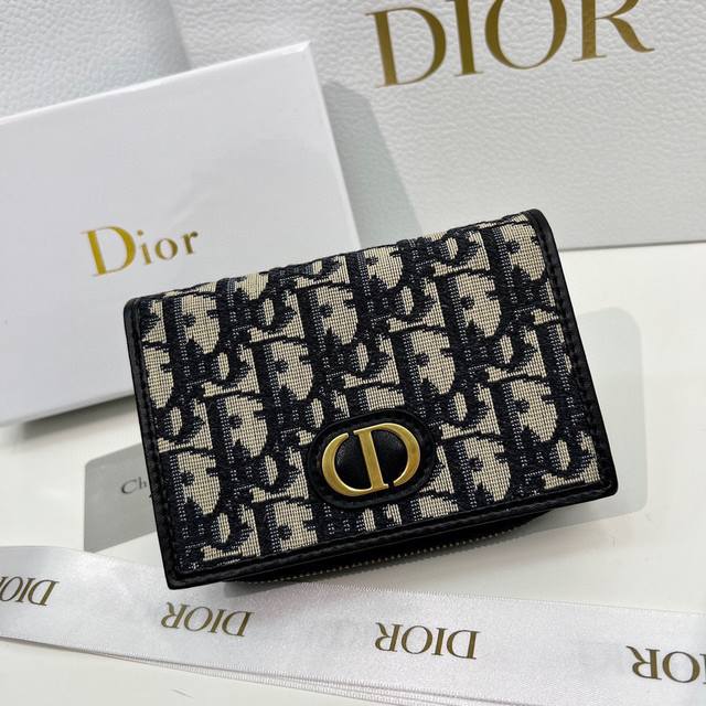 Dior 2055颜色 黑色 尺寸 13.5*9.5*3.5 Dior 专柜最新款火爆登场！采用进口牛皮，做工精致， 媲美专柜！多功能小钱包，内隔丰富，