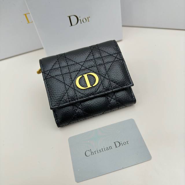 Dior 3860颜色 黑色 米色 蓝色尺寸 11*10*2Dior专柜最新款火爆登场！采用头层牛皮，做工精致， 媲美专柜！多功能小钱包，超级实用！