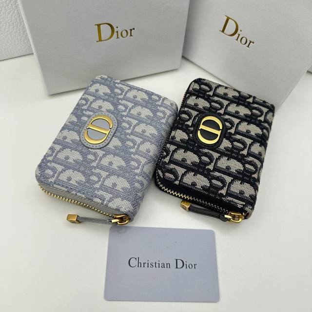 D07颜色 宝蓝 灰色尺寸：12*8.5 Dior 专柜最新款出货！Dior Oblique提花帆布钱包，点缀蓝色小母牛皮细节，复古金色金属配饰！ Dd