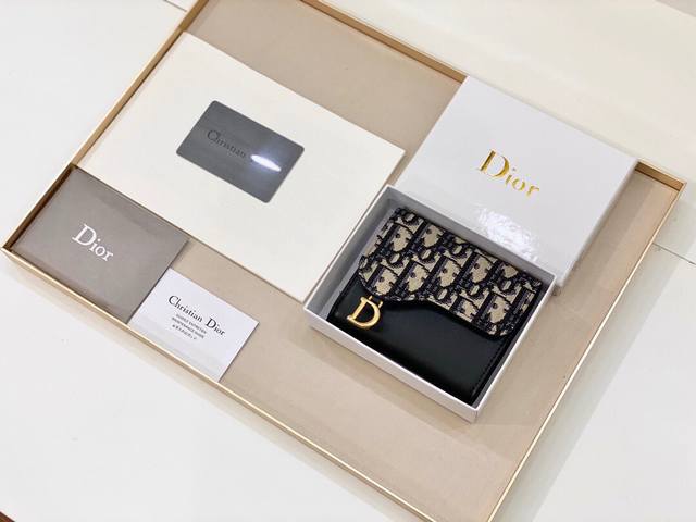 Dior 8015颜色 黑色 尺寸 10*8.5*2.5 Dior 专柜火爆登场！采用进口pvc配小牛皮，做工精致， 媲美专柜！多功能小钱包，超级实用