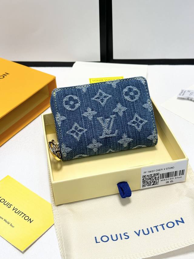 颜色 蓝尺寸 11.5X8.5X2.2Portefeuille Roux”采用有机棉制成，并采用交织字母图案的交织字母牛仔布制成。它具有金色 Lv 圆形拉手和配 - 点击图像关闭