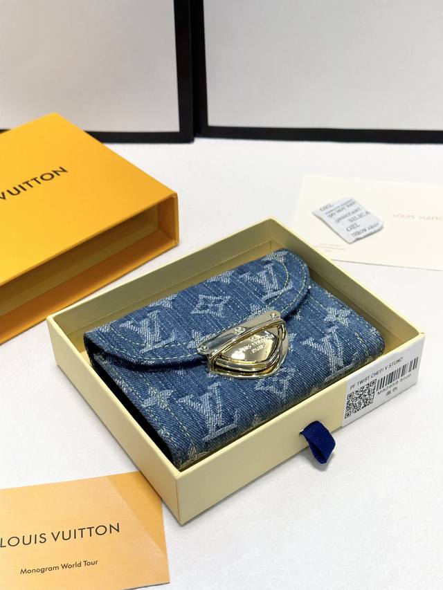 颜色 蓝尺寸 12X9.5X1.5Portefeuille Victorine”采用石洗字母组合牛仔帆布制成，营造出休闲氛围。翻盖带有世家标志性的金色插锁，与缝