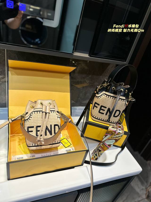Fendi Mon Tresor小号水桶手袋 2022年米兰时装周街拍中，潮人们背的最多的包包大概就是fendi芬迪的这款水桶包了。配有抽绳和fend金