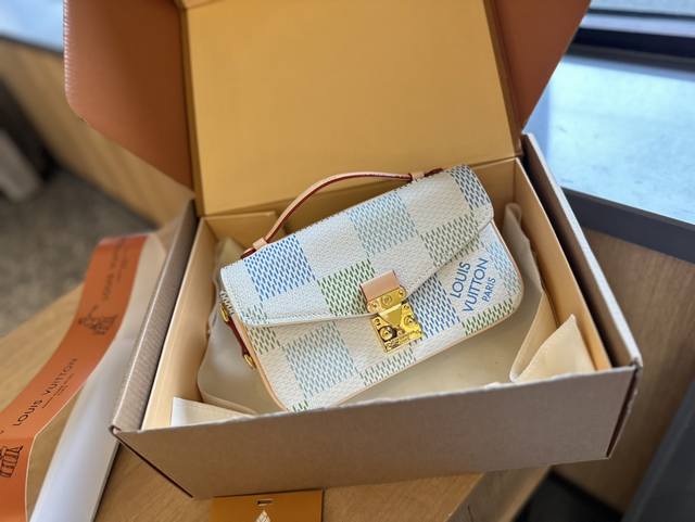 折叠礼盒官网飞机盒” Lv 新款邮差包 老花手提单肩斜挎包，优雅低调的外形设计和宽敞的包身更加入了实用性，Lv闪亮的纯钢金色五金配件- 可调节肩带，配有