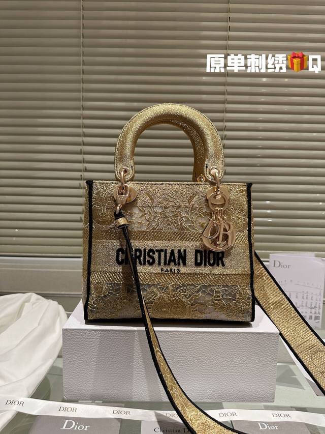 顶级原单 Dior Lady D-Lite刺绣包明星同款 刺绣戴妃配斜挎带 D家最具有代表性的包包,拥有众多的粉丝~D家 Lady D-Lite～诞生于20世纪
