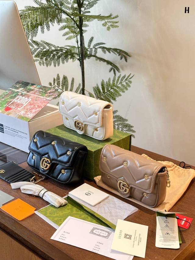 Gucci优雅 Gg Marmont系列迷你手袋 配卡包 绗缝皮 革和品牌经典字母交织造型配件已成为gg Marmont系列的象征。这款迷你手袋以黑色软皮匠心打