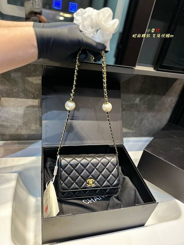 礼盒包装 Chanel 2024Woc 珍珠发财包 最近好多明星都在背chanel 这款包是由老佛爷karl Lagerfeld和chanel现任创意总监vir