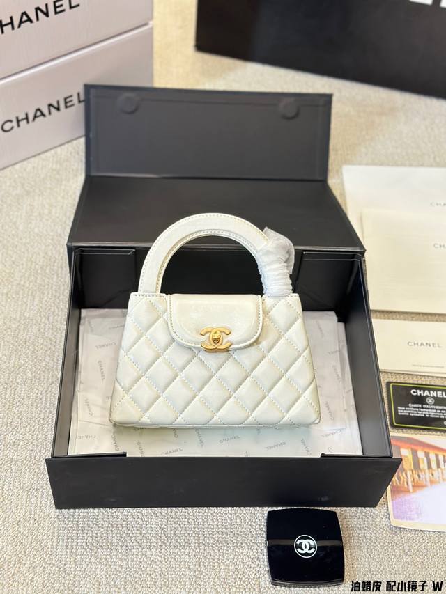 油蜡皮 配小镜子 Chanel24K新款｜本季度的“最眼包” Chanel 香奈儿 23K Kelly大号链条包 小羊皮 也是很耐用哒，经典百搭耐看~ 尺寸20