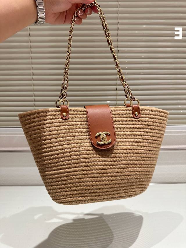 配飞机盒 Chanel 香奈儿夏季新款草编包basket Bag 菜篮子 编织拼皮购物袋沙滩度假手提包。尺寸：23 23Cm