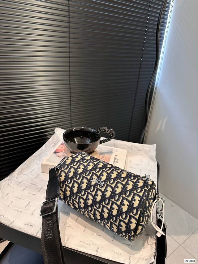 配盒子 Dior 迪奥 男士枕头包出货了超级百搭的胸包，肩背斜挎超级实用，系运动与时装皆可 超大容量 尺寸 ：20 12 货号6881 - 点击图像关闭