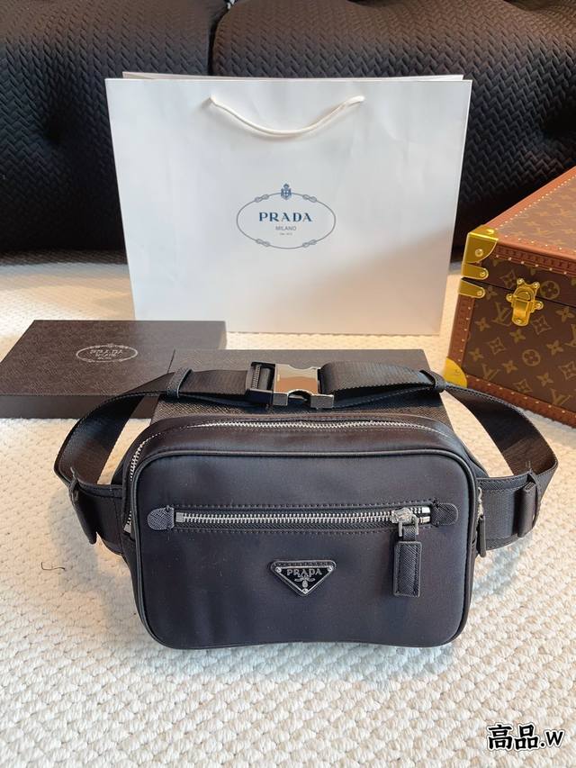 配礼盒 Prada尼龙 胸包 腰包2024年新款 Prada胸包包 今年超爱的一款sportsexy风格包包 进口尼龙布料 轻巧简约的设计 不仅能装 而且敲击方