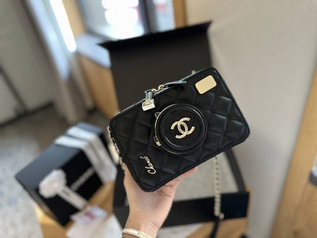 折叠礼盒包装 Chanel 24S心心念念的相机 包终于来了 千呼万唤始出来24S春夏系列全球限量版收藏家专享24S全球限量版！Camera Bag Vic 限