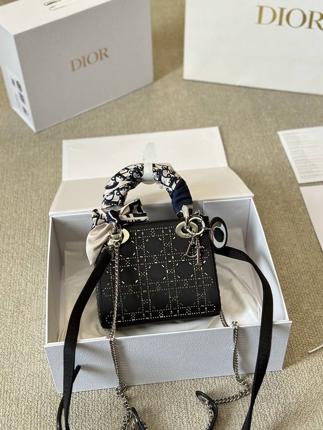 顶级原单 绸缎 Lady Dior3格真丝烫钻 高版本！！！D家戴妃闪闪发亮的钻石菱格，非正常的丝绸材质，有创意又不过分夸张，不会给人用力过猛的感觉，而且真丝的