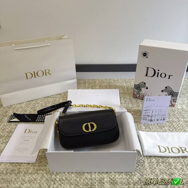 全套包装 原版皮 Dior新款蒙田 2023年买的第一-个包太显气质了 今天来分享-组look~ 不管过了多久还是那么经典上 当然少不了气场全开的新包包 链条是