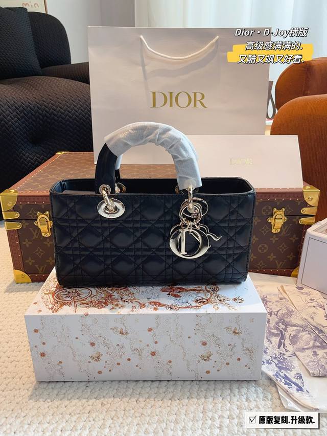配全套礼盒 Dior 迪奥 新品 戴妃 横版 羊皮纹 夏日必备单品. 实在是太太帅气了 新品到货 尺寸横版 26*6*16Cm