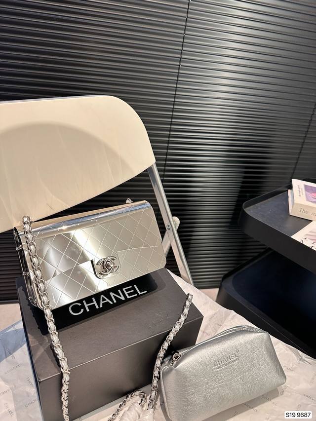 配折叠盒子 香奈儿 Chanel超高级金属包收藏系列 超高级金属包走秀款收藏家系列 整个包全部金属构造，应该算是cf里最最重工的一款了尺寸：18 11 货号96