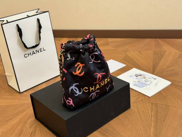 折叠盒 尺寸:20.20Cm 香奈儿 Chanel 链条涂鸦垃圾袋 时髦拿捏住啦 不显老气好好搭啊 而且貌美气质加成好高的呀～ 爱死了这份从容优雅