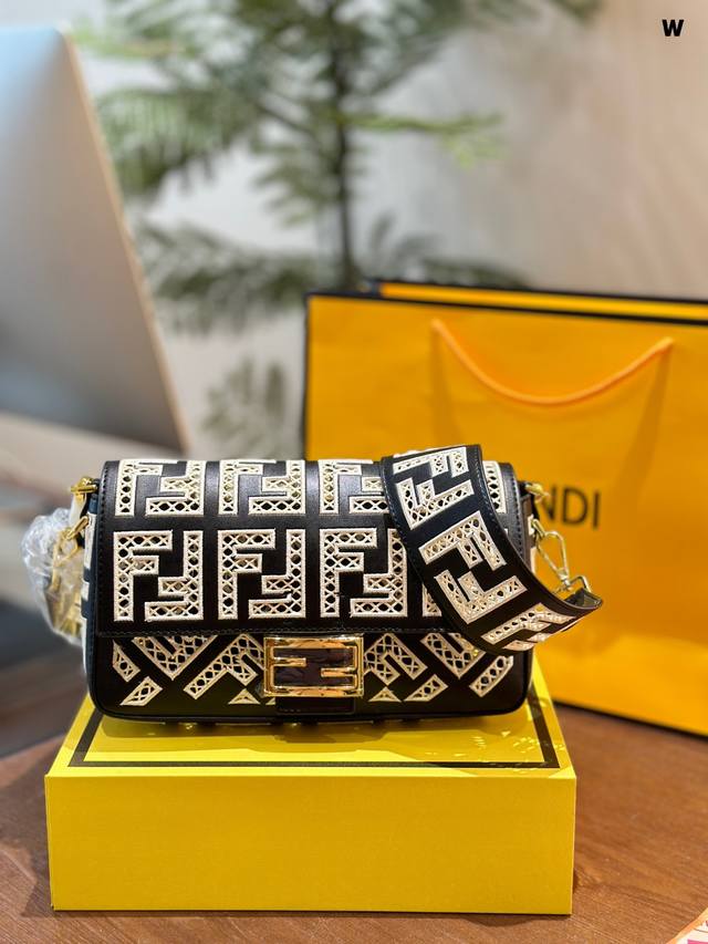 Fendi最新baguetteflogo镂空刺绣系列 包身采用镂空刺绣的工艺，给人一种若即若离，若隐若 现的精致浪漫的美感 #It 'S Not A Bag，I