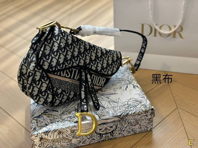 配盒 D家轰动时尚界的马鞍包当数老花款最受热捧～每个包柜里都应该有的永恒经典！也必将是一直火爆的传奇之作，Dior Saddle马鞍包，有故事的包包注定不平凡，