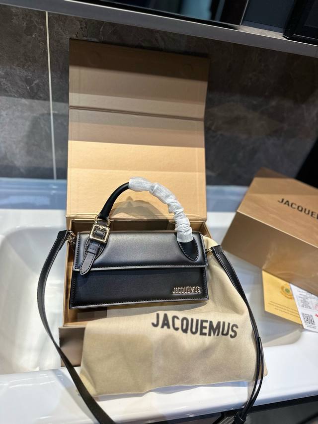 折叠礼盒 Jacouemus 雅克慕斯 新款迷你小方包 Jacquemus 最近是蛮火的，最近米国的coachella活动 里的辣姐辣妹们几乎都有搭它家衣服货包