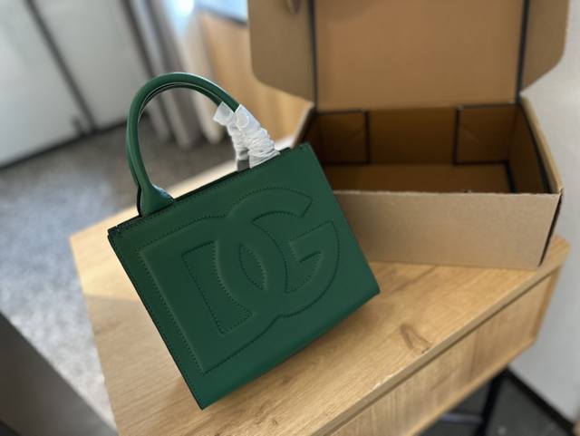 礼盒包装 杜嘉班纳 Dg斜挎包 超高级的极简风设计 独特的艺术气息 颜值高 集美必入 尺寸 26Cm