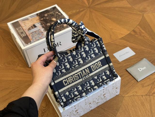 新版配肩带 Dior 原版布提花 Dior Book Tote今年最喜欢的一款购物袋 Tote我用的次数最多的包 迪奥因为容量超级大 不管什么东西都向里面放 当
