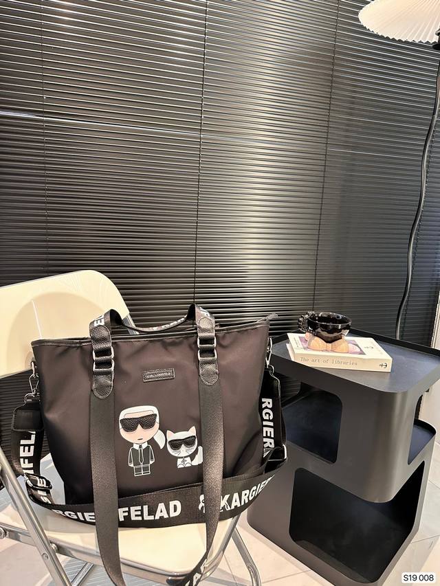 Karl Lagerfeld老佛爷托特包24春夏足够大的一款通勤包包好看、简约、实用是亮点 上班族们真的太需要这样一款包把啥都往里装 #Karllagerfel