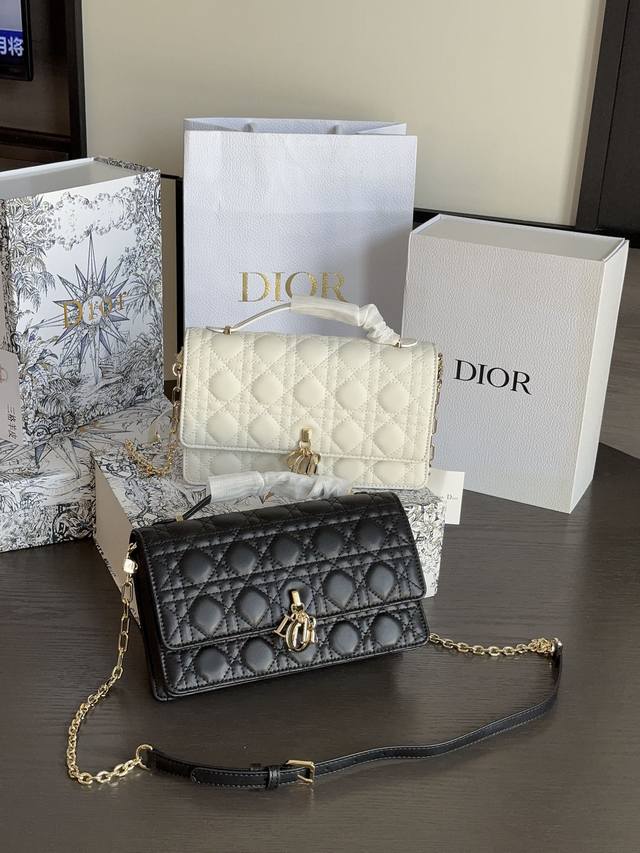 配盒 Size 24*14Cm 大 新款miss Dior包包 D家 Woc发财包 拿在手上和肩背都很简约大气哦！