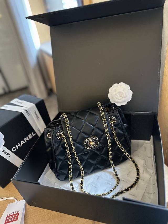 折叠礼盒包装 Chanel 24K腋下流浪包 慵懒随性又好背 上身满满的惊喜 高级慵懒又随性 彻底心动的一只 Size：24Cm