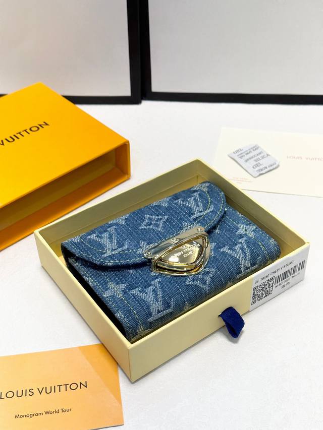 颜色 蓝尺寸 12X9.5X1.5 Tefeuille Victorine”采用石洗字母组合牛仔帆布制成，营造出休闲氛围。翻盖带有世家标志性的金色插锁，与缝线相
