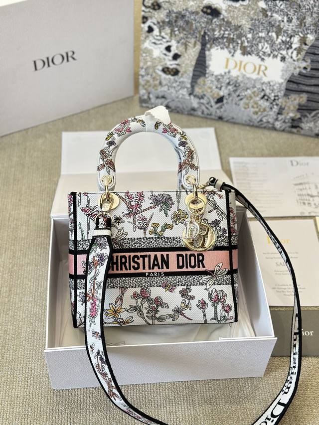 顶级原单 Dior Lady D-Lite刺绣包明星同款 刺绣戴妃配斜挎带 D家最具有代表性的包包,拥有众多的粉丝~D家 Lady D-Lite～诞生于20世纪 - 点击图像关闭