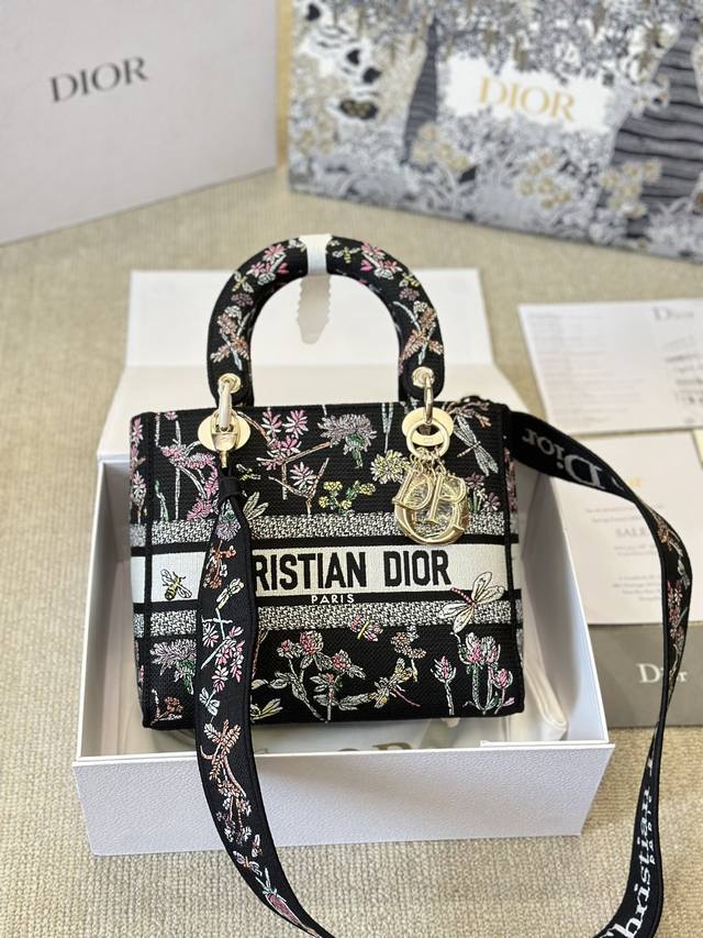 顶级原单 Dior Lady D-Lite刺绣包明星同款 刺绣戴妃配斜挎带 D家最具有代表性的包包,拥有众多的粉丝~D家 Lady D-Lite～诞生于20世纪 - 点击图像关闭