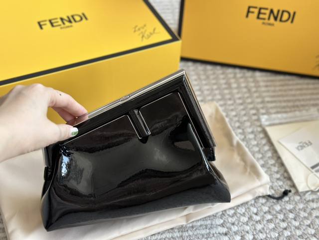 配盒 Size：24*18Cm 小号 Fendi First Bag 漆皮 绝对的可盐可甜 超喜欢它甩在身后的酷飒 拿在手里的质感
