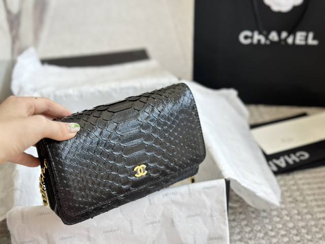 配盒 Size：20*13Cm 头层牛皮 小香家 发财包 Woc发财包，可以有 必须给自己安排 Chanel发财包香奶奶包中最经常用的一只