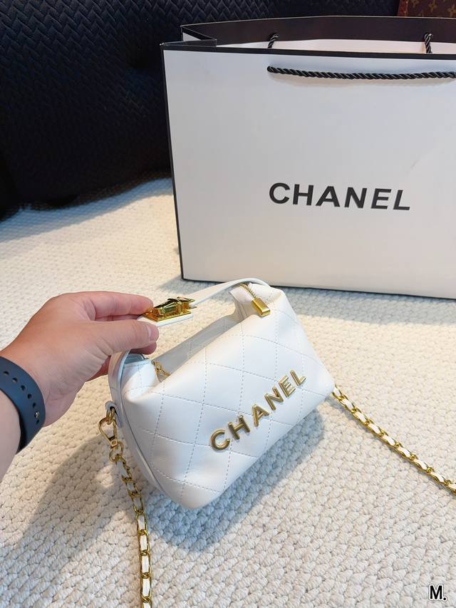 Chanel 香奈儿 饭盒包. 轻松演绎复古时髦 包型挺阔，简约而不简单不需要过多的装饰，日常搭配西装和t恤，就能将高级感体现的淋漓尽致！尺寸：19*10*14