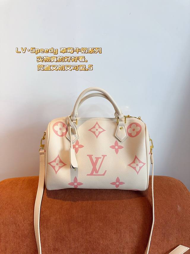 Lv Speedy 草莓牛奶系列 枕头包 这款retiro 手袋以标志性的lv老花面料制成，搭配奢华的变色牛皮饰边，经典永恒。优雅低调的外形设计和宽敞的包 全包