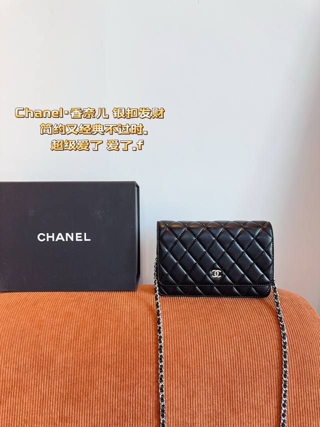 配礼盒. Chanel 2024Woc 发财包 最近好多明星都在背chanel 这款包是由老佛爷karl Lagerfeld和chanel现任创意总监virgi