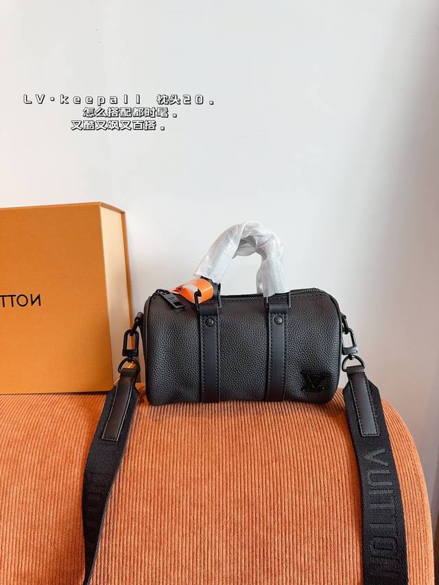 配礼盒 Lv X Nigo Keepall 20.枕头包 手袋是一款理想的都市手袋。 标志性的造型与经典的 Monogram 帆布，加之多种携带方式和奢华的天然