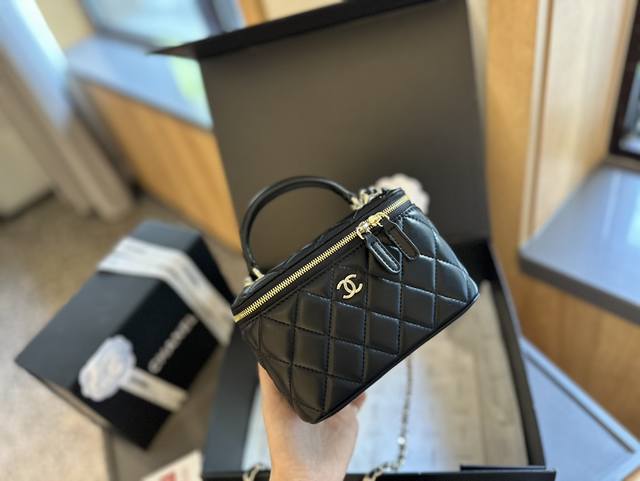 折叠礼盒包装 Chanel 经典王牌 小箱子 大号内置化妆镜 黑色系的搭配很适这季节 复古氛围感瞬间拉满 尺寸17Cm