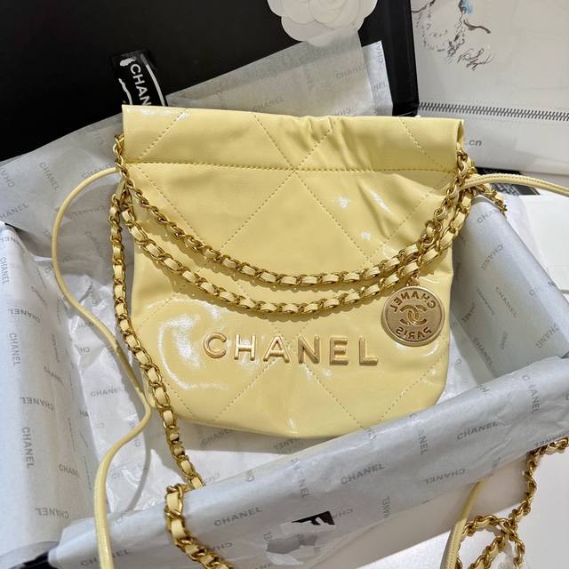 折叠礼盒包装 Chanel香奈儿 全新尺寸 Mini 垃圾袋 Bag 手感超级好 原版五金 超级大牌 以华丽高贵的外形成为当下最炙手可热之作人手必备，明星热捧，