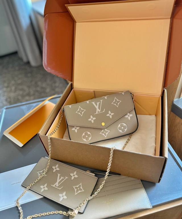 牛皮 折叠礼盒包装 Lv 新款 Kirigami 压花三件套手包。买一得三的好事再次发生了，这款三合一信封手包的设计真是大惊喜，、手机、证件、现金、钥匙口红等日