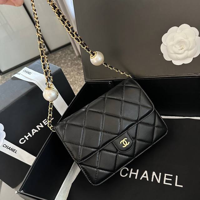 折叠礼盒包装 Chanel 24Ss 珍珠调节扣 发财包 慵懒随性又好背 上身满满的惊喜 高级慵懒又随性 彻底心动的一只 Size：19 13Cm