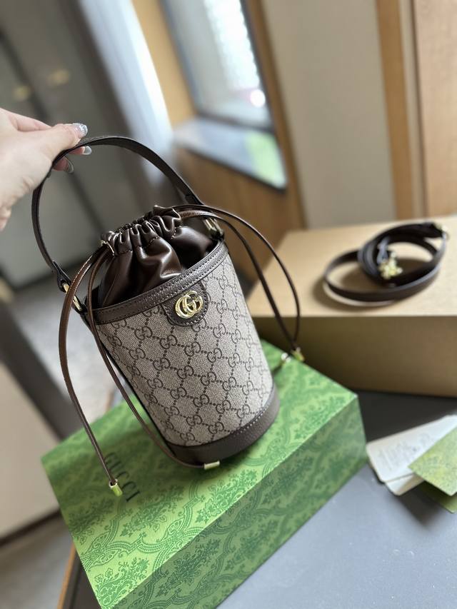 礼盒包装 Gucci Ophidia Nano水桶包 配原版牛皮～这个款复古韵味特别浓，专柜对版，原版内里！上身效果也超赞，主要以精致特别的五金来提升整体质感。