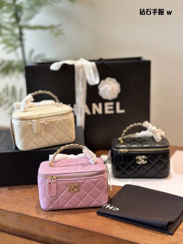 W Chanel 24P钻石手柄化妆盒香奈儿 24P钻石手柄化妆盒子包, 24P最新系列出货啦珍珠手柄和浮雕双c大logo设计理念。又把化妆盒子包，推到一个新高