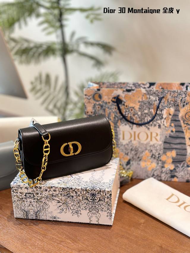 Dior新款蒙田牛皮 2024买的第一-个包太显气质了 今天来分享-组look~ 不管过了多久还是那么经典上 当然少不了气场全开的新包包 这是新年时买的迪奥30