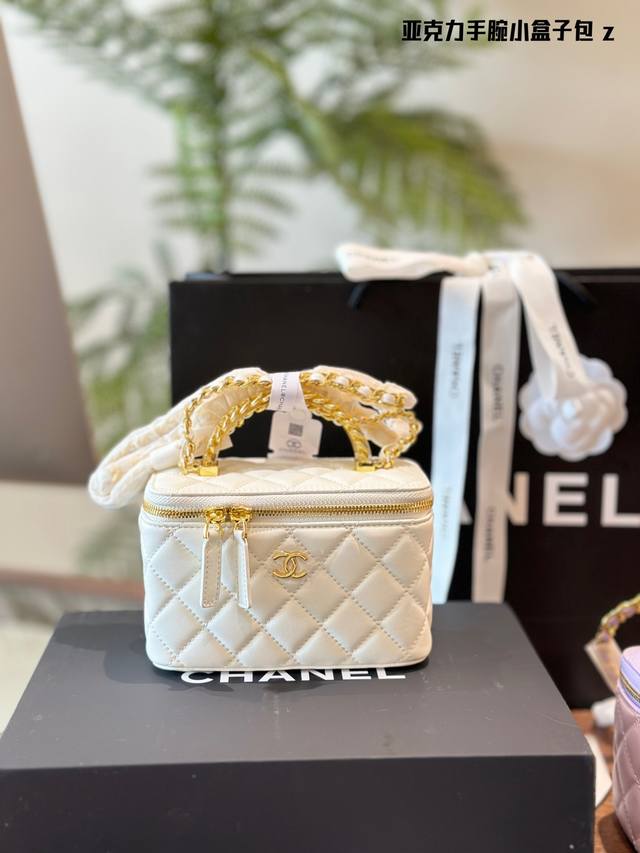 Chanel 24P透明手柄化妆盒香奈儿 24P亚克力手柄化妆盒子包, 24P最新系列出货啦珍珠手柄和浮雕双c大logo设计理念。又把化妆盒子包，推到一个新高度