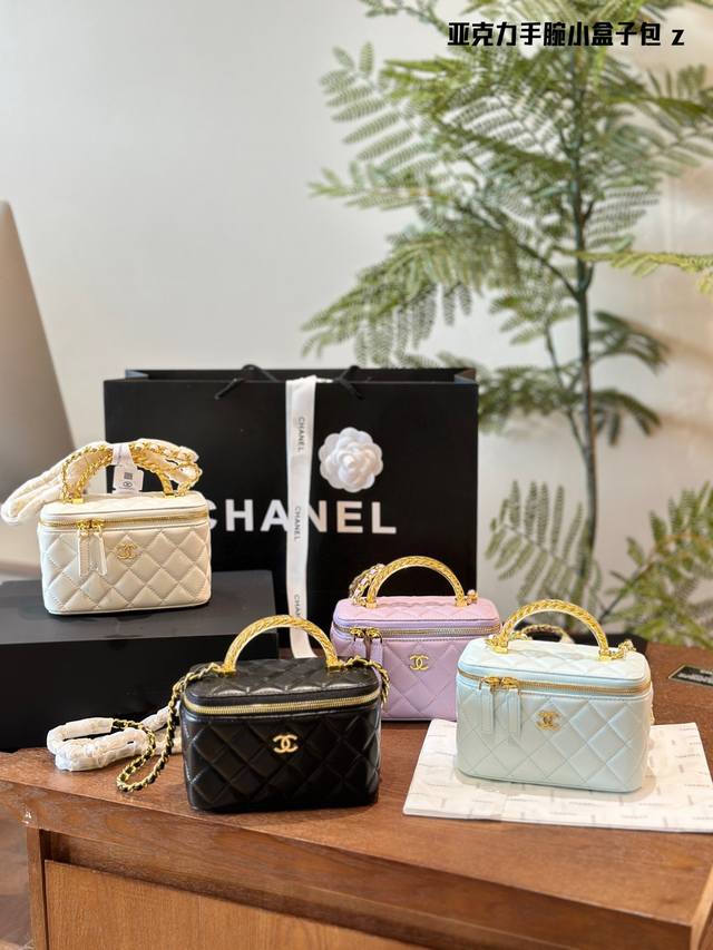 Chanel 24P透明手柄化妆盒香奈儿 24P亚克力手柄化妆盒子包, 24P最新系列出货啦珍珠手柄和浮雕双c大logo设计理念。又把化妆盒子包，推到一个新高度