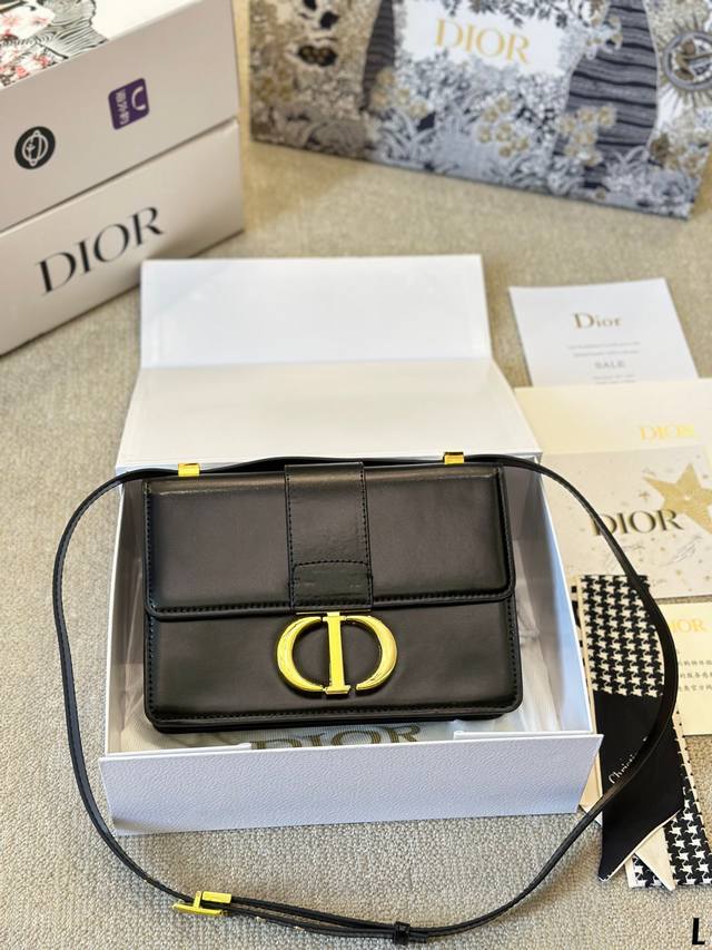 复刻版 牛皮 Dior 蒙田新款 太好看了dior Montaigne蒙田30款 极简的魅力 带着随性的慵懒感觉一直对黑色的包包不怎么喜欢 直到今天看见迪奥新出